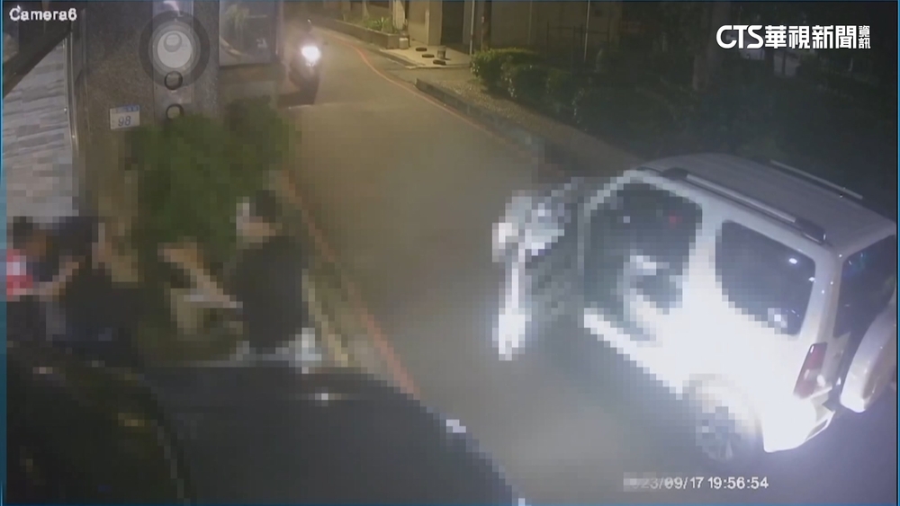 惡煞持棍堵家門攻擊　嫌稱不滿遭閃燈挑釁