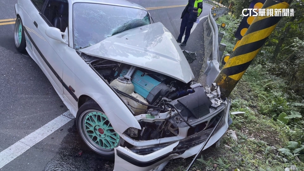 疑車速過快！　男開車突飄移撞護欄幸無大礙