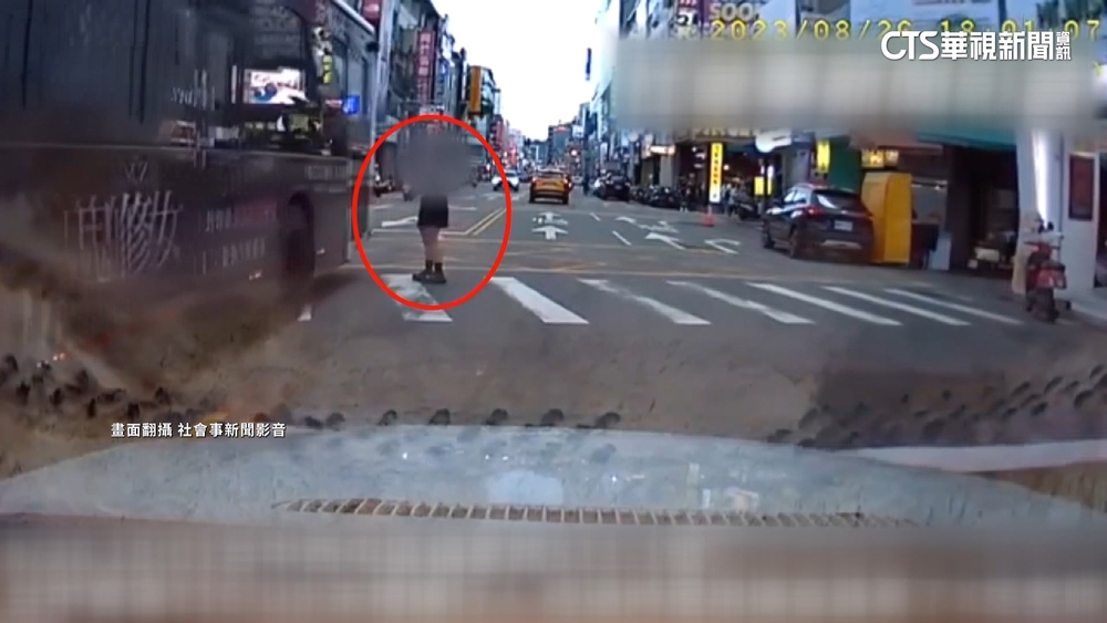 女子跑步過馬路　公車未禮讓還擴音飆罵　警：開罰