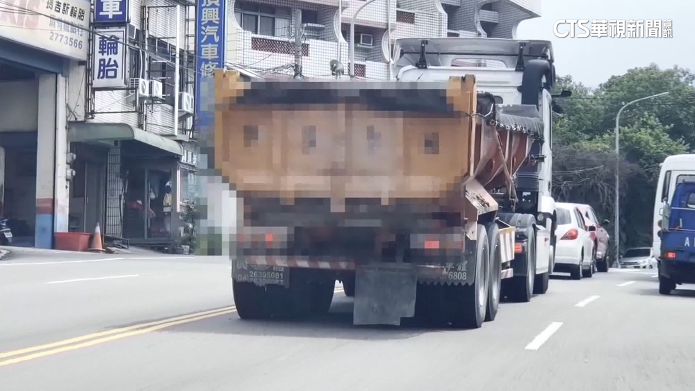 砂石車30秒土石掉9次！　後方騎士閃避超危險