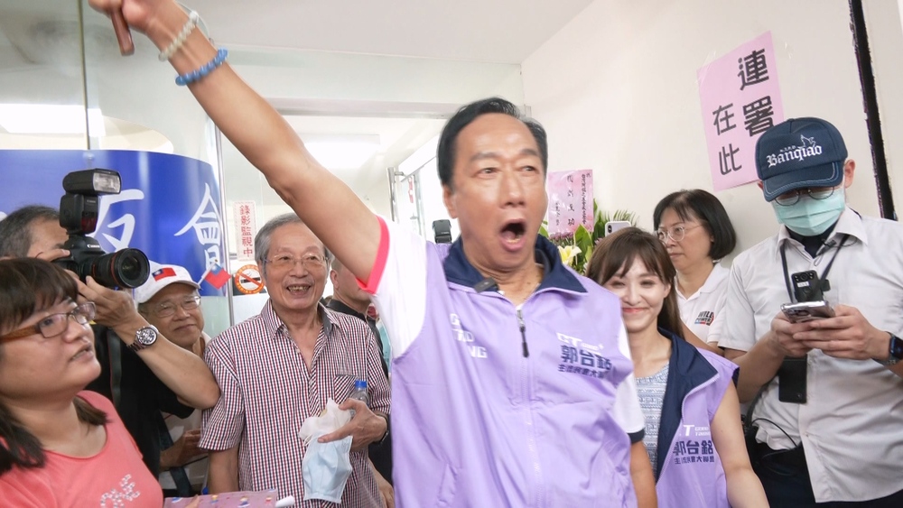 郭台銘今日前往新北板橋連署站全力催票。