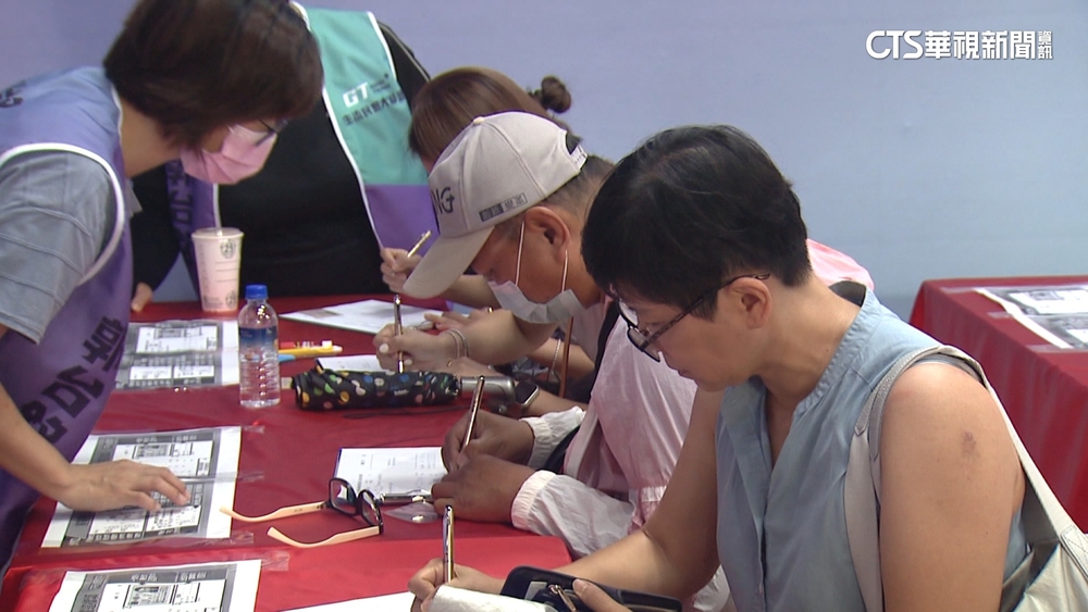 連署開跑！　郭台銘現身台北總部　支持者熱情簇擁