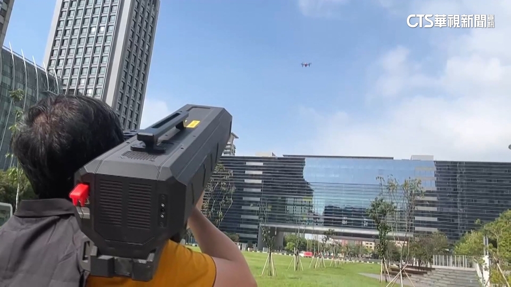 國慶焰火加強維安　警演練干擾槍反制無人機