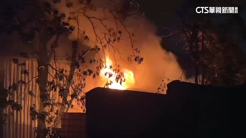 高雄小港停車場火警！　廠房起火疑廢油釀延燒