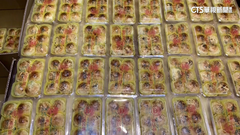 撥近6萬通電話搶到　狂！　近5百顆蛋黃酥鋪滿地板