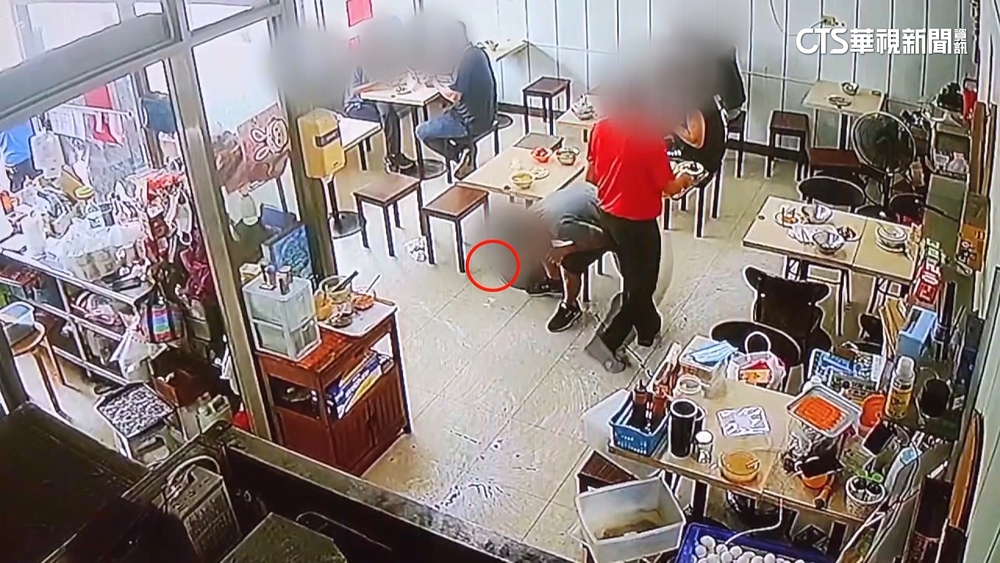 500元被風吹下桌遭鄰桌男撿走　失主報警控侵占