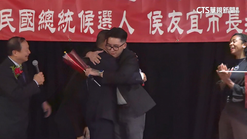 南非武官之子現身僑宴　抱侯謝：沒你就沒我