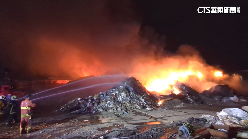 高雄林園暗夜火　資源回收場火勢猛烈濃煙密布