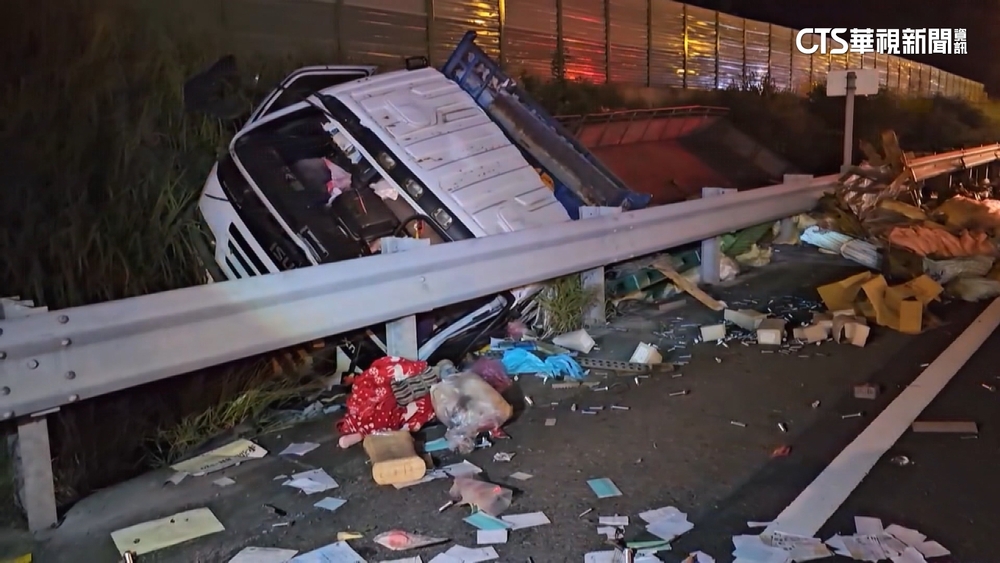 聯結車駕駛疑精神不濟追撞大貨車　3人傷送醫