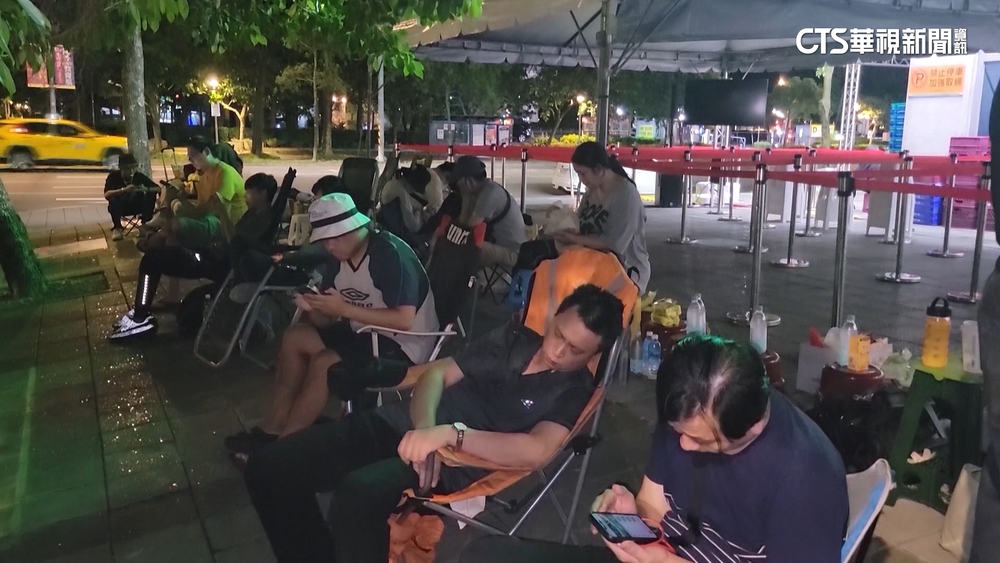 iPhone　15今開賣！　三大電信前民眾漏夜排隊搶頭香