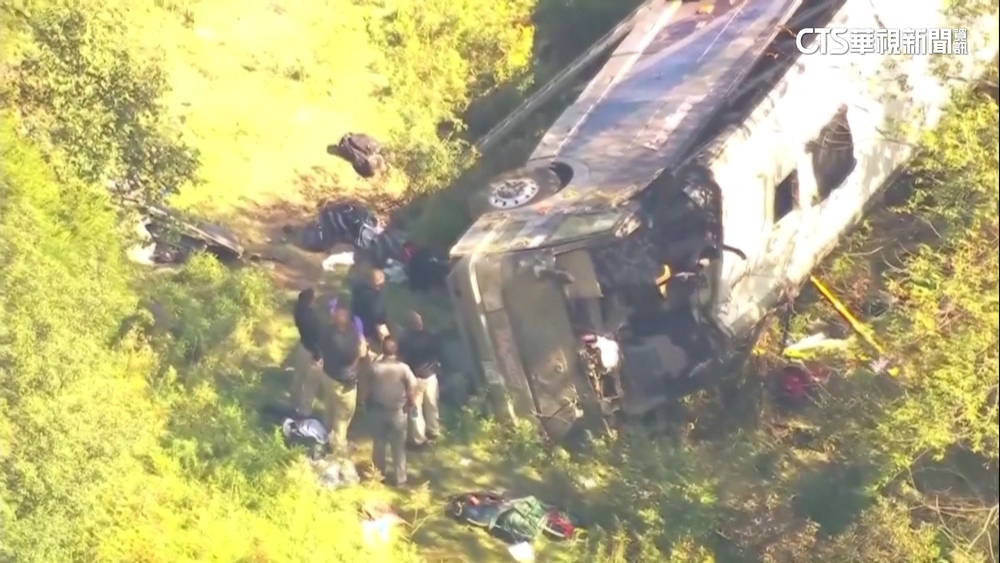 美高中巴士衝出高速路翻落斜坡　2死.逾40傷