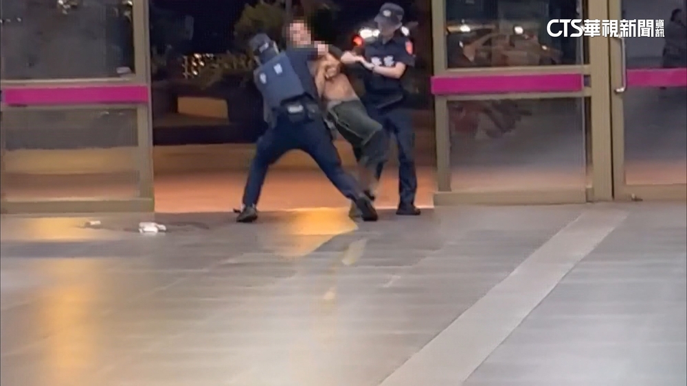 車站外抽菸遭威脅！男衝大廳呼救　嫌遭壓制還踹警