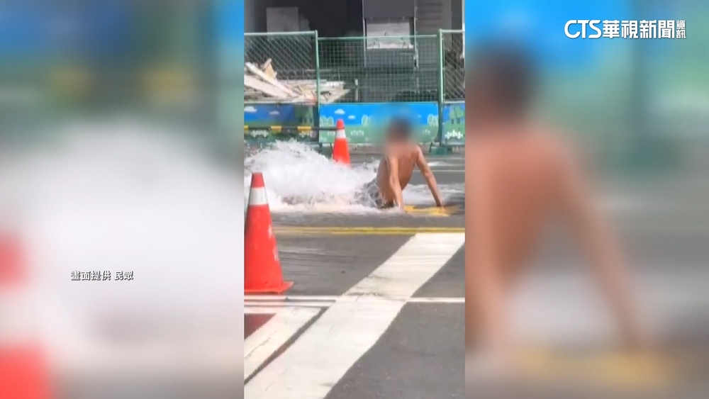 高雄鳳山馬路驚見噴泉　超狂工人「肉身堵水」