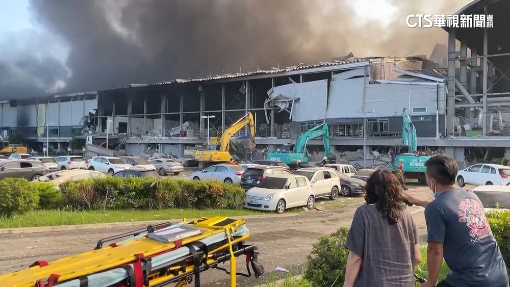 工廠驚爆6死百傷　還有人受困！怪手開挖搶命