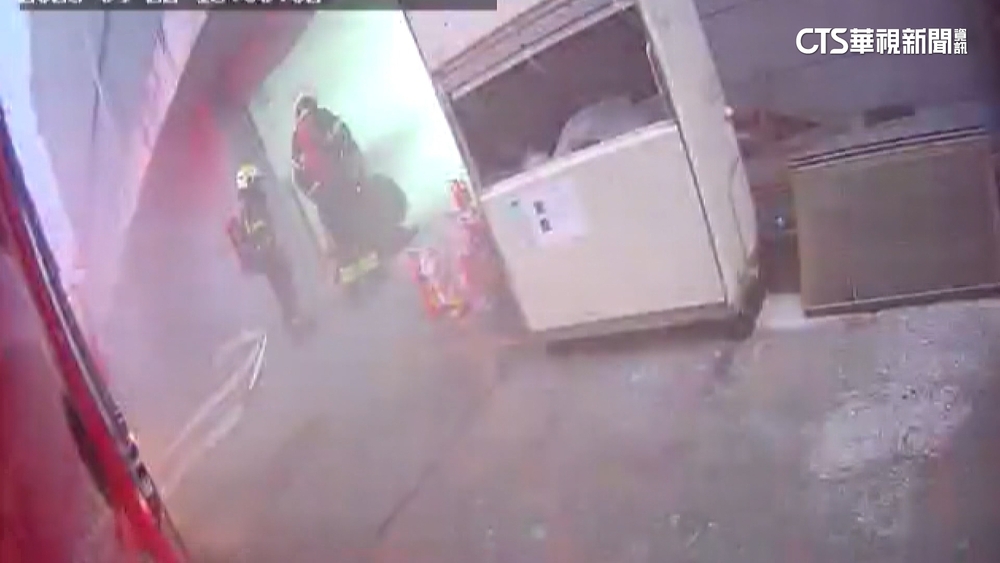 畫面曝！　7消防進側門救災遇爆炸　3殉職3傷1失聯