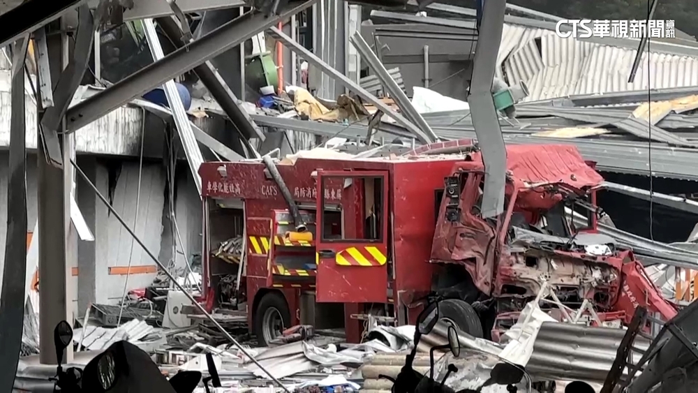 明揚工廠大火「爆炸巨大」　3消防車遭炸爛壓毀