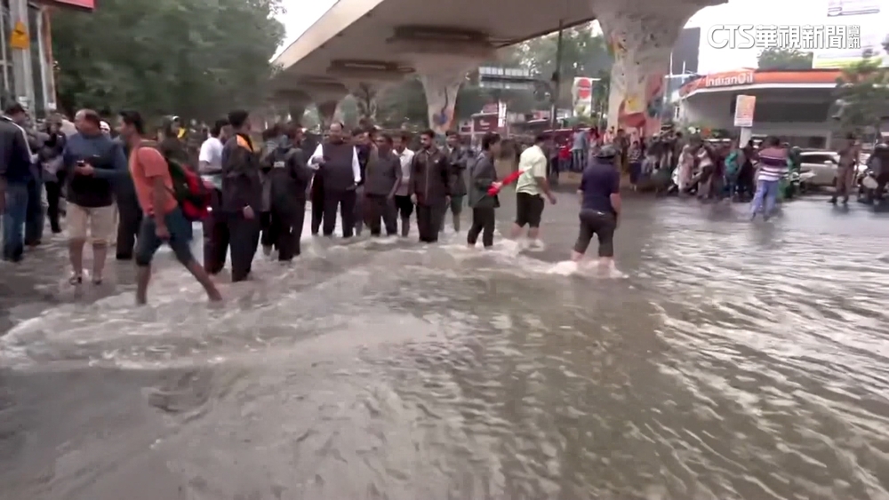 印降雨逾100毫米　湖水氾濫.公車泡水