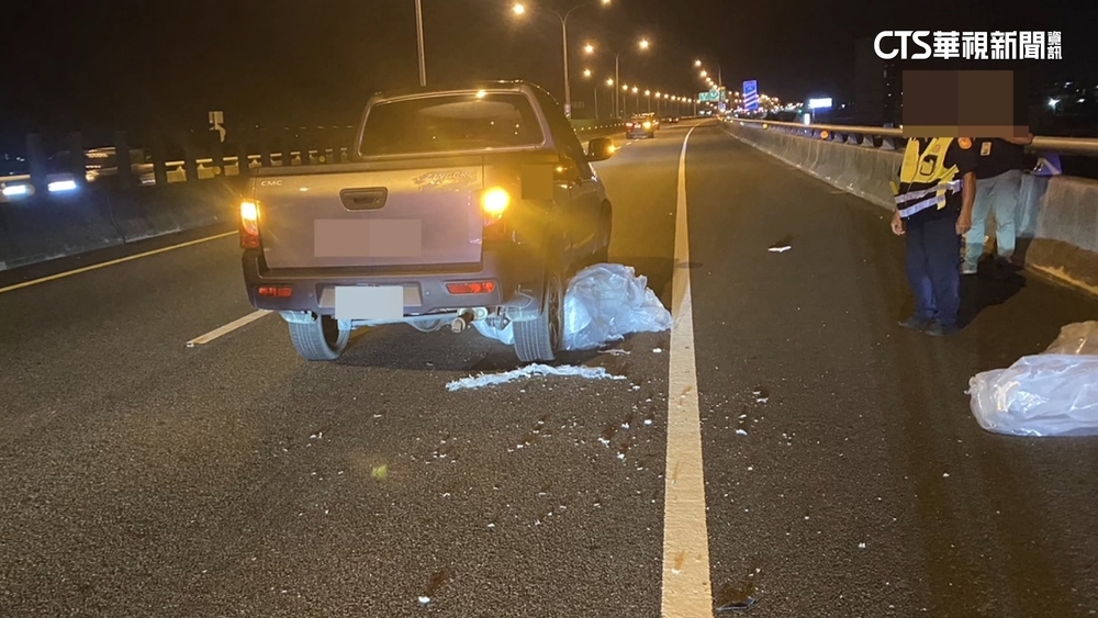 國5南下43K三彈簧床躺路中　駕駛驚險閃躲