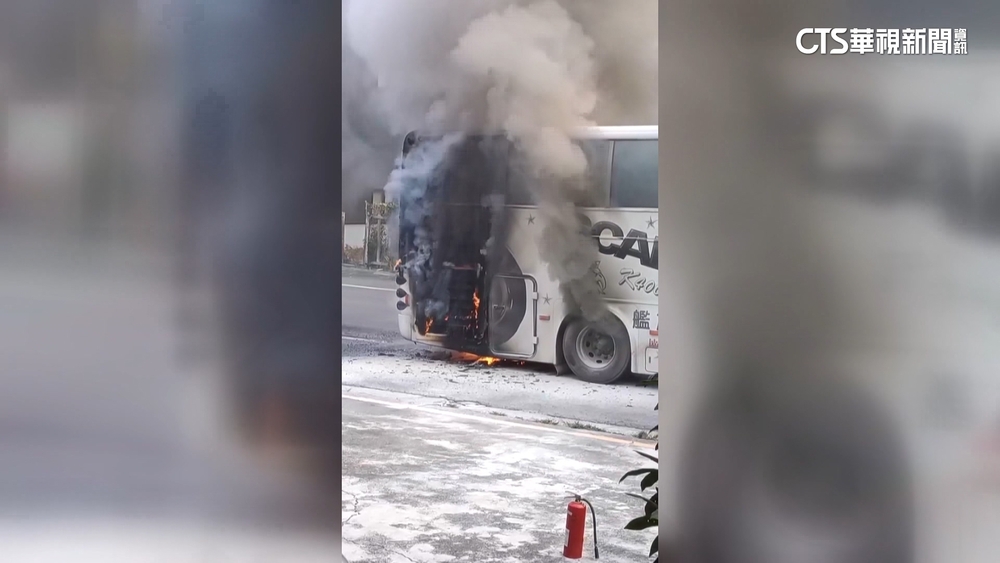 南投遊覽車竄煙　「車起火了」路人攔車救40人