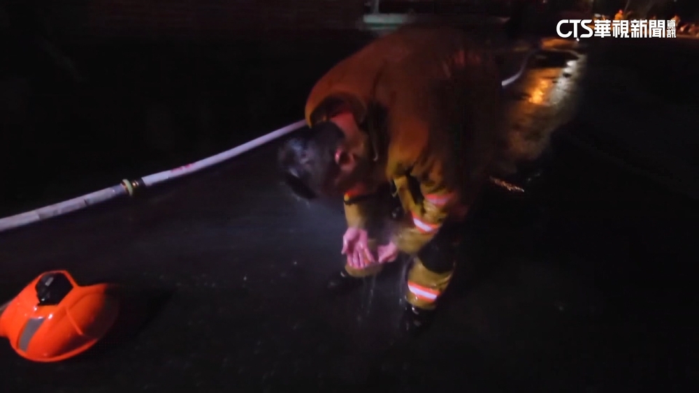 直擊現場！　小隊長燒傷狂澆水　急喊「裡面還有5個」