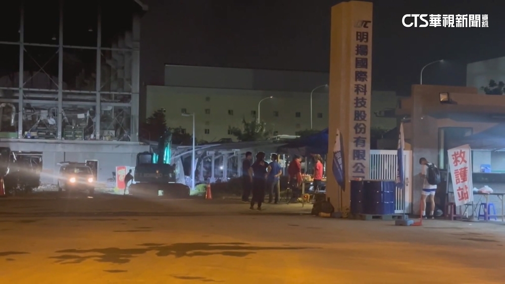 救護車昨晚抵爆炸現場　載走一具疑似人類骸骨