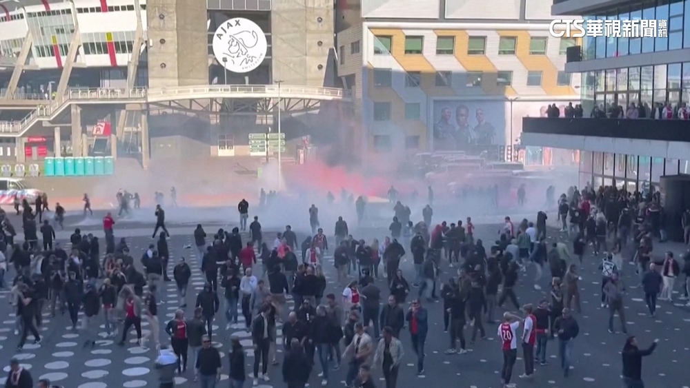 朝球場內丟照明彈　比賽叫停荷蘭足球迷暴動