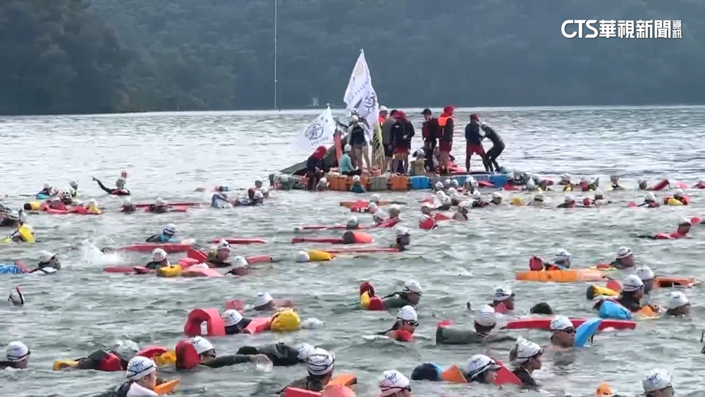 日月潭萬人泳渡湧3萬人　逾10遊艇接駁掀1米大浪
