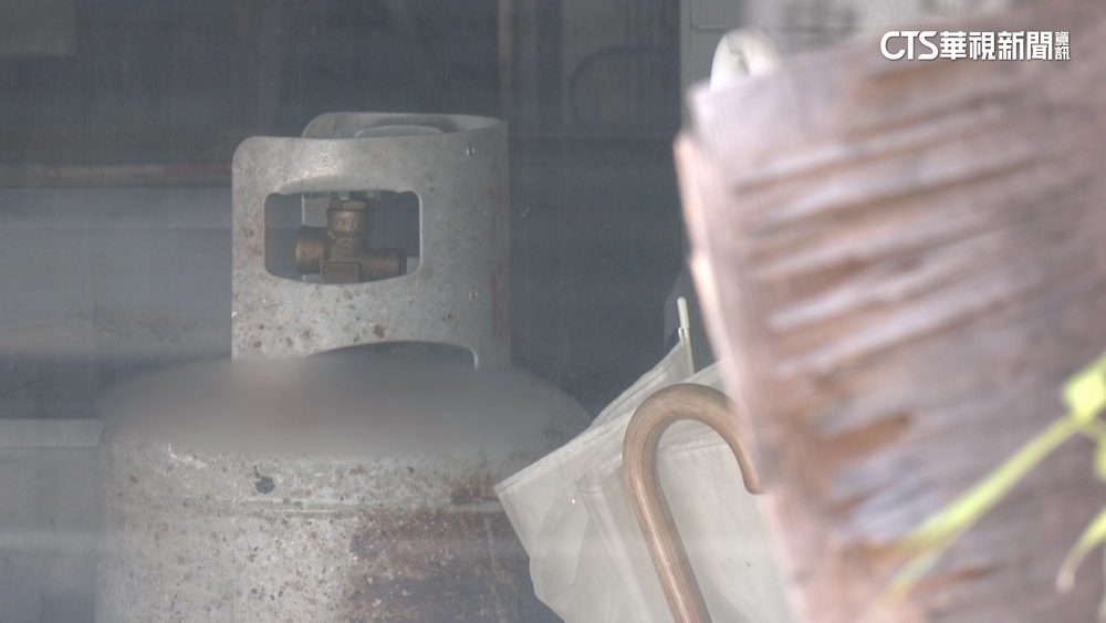 鐵板燒店更換桶裝瓦斯竄火舌　工人臉部灼傷