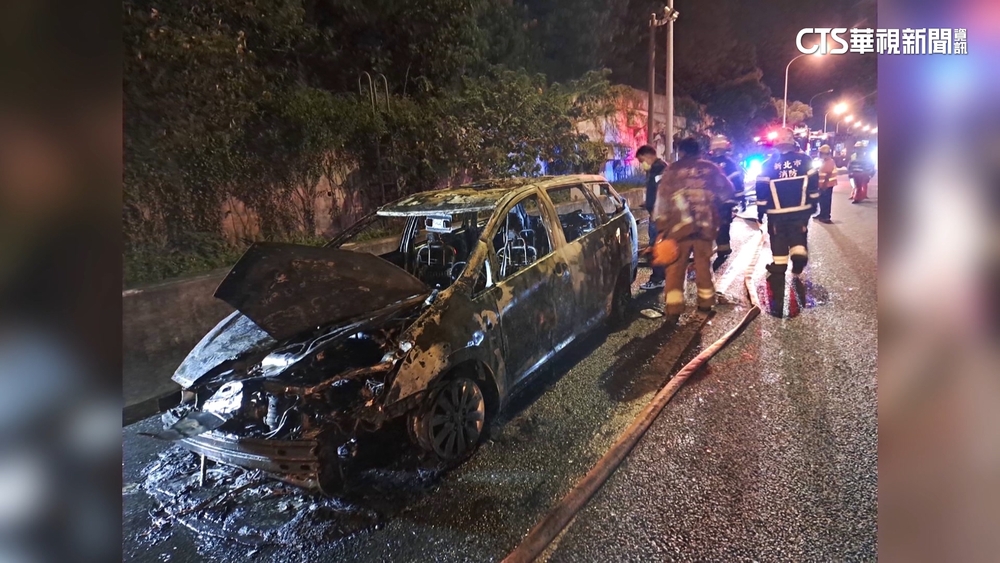 國1暗夜火燒車！黑色小客車燒剩骨架