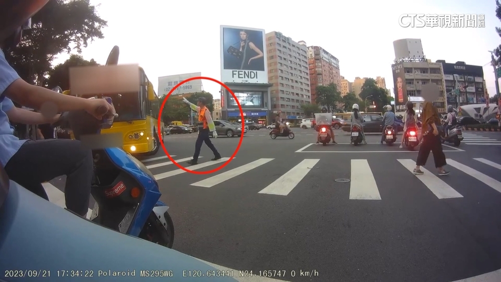 公車未讓行人險撞上　駕駛稱「未注意義交手勢」