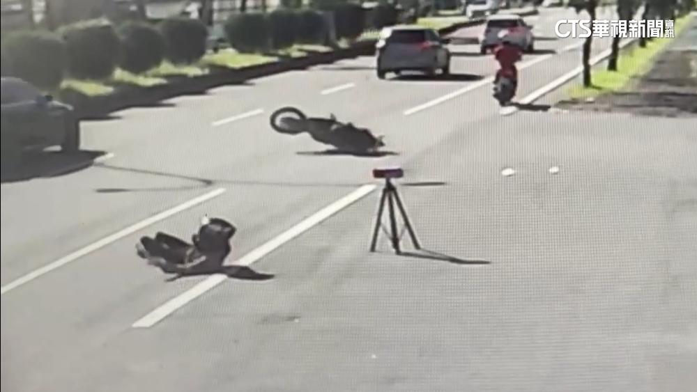 疑陽光刺眼加油站前機車摔　員工急警示救人