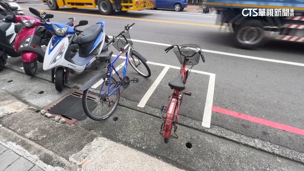南投兩單車占車格「一停10年」　網：永恆的街景