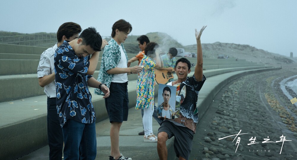 吳慷仁(右)在劇中寫下遺書，也說出對有生之年的人生感概。