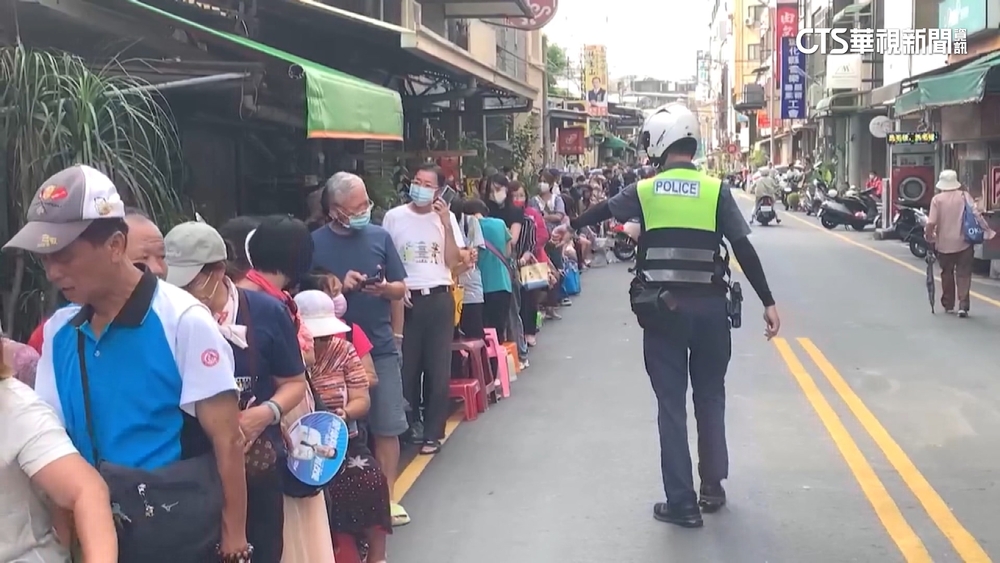 蛋黃酥名店開賣排長龍　代購飆雙倍1顆百元