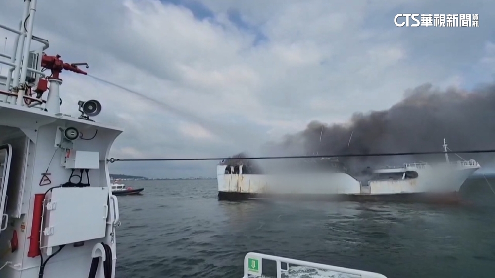 高雄鳳鼻頭外海火燒船　濃煙竄11船員驚慌求救