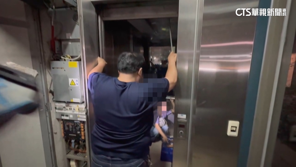 夫妻驚呼「月搭不到5次」　困電梯爆汗臉脹紅