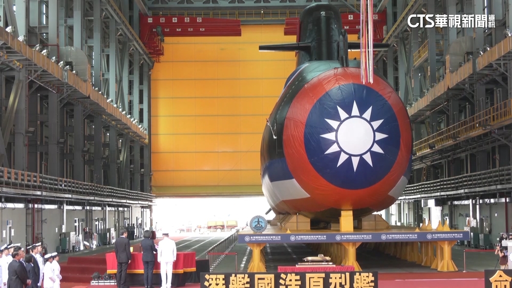 舷號711「海鯤軍艦」　國軍史上首艘自製潛艦亮相