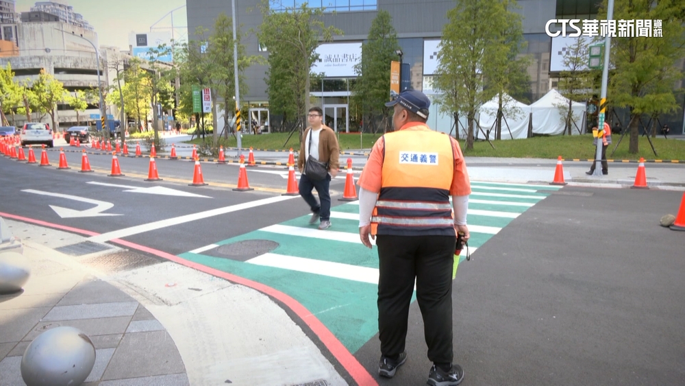 新北最大商場開幕　裕隆城人車爭道亂象多
