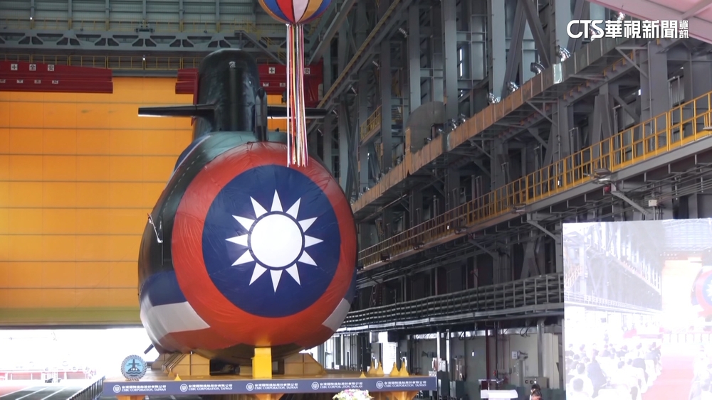 首艘國造潛艦「海鯤」下水　總統擲瓶：我們做到了