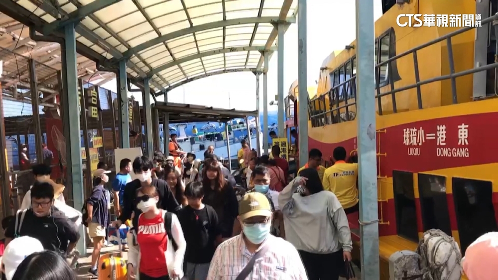 中秋連假第一天「小琉球」擠爆　估登島破2萬人