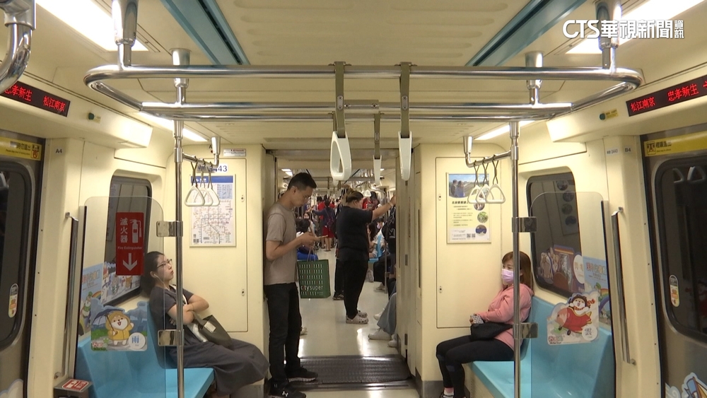 中和新蘆線列車拆中央立柱　通勤族：「無柱好無助」