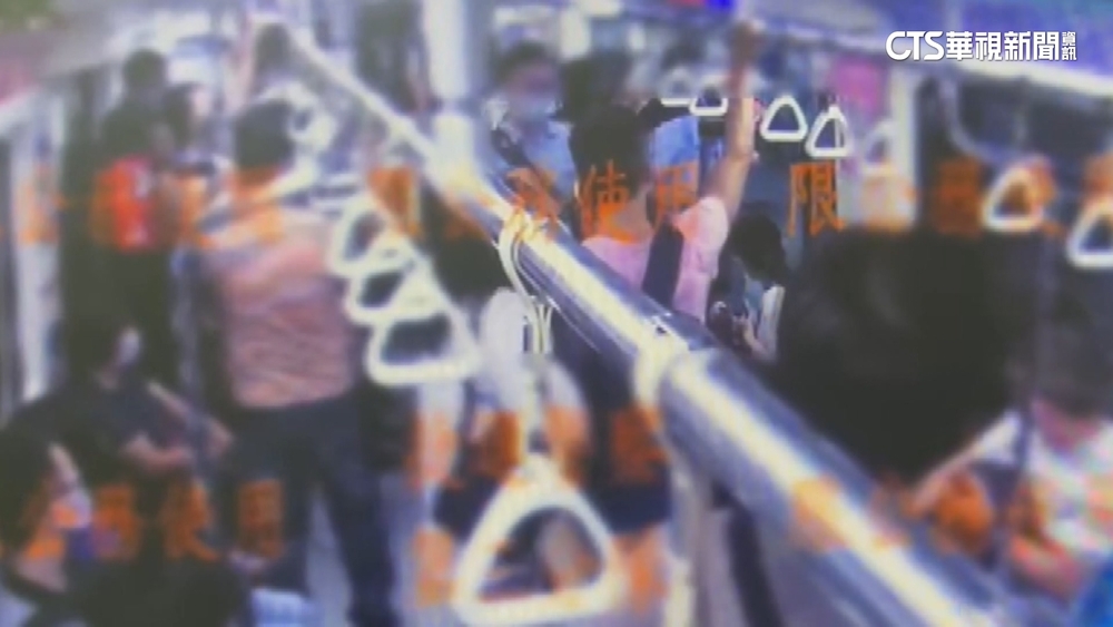 捷運車廂變「擂台」！　2女推擠扯髮爆全武行　嚇壞乘客