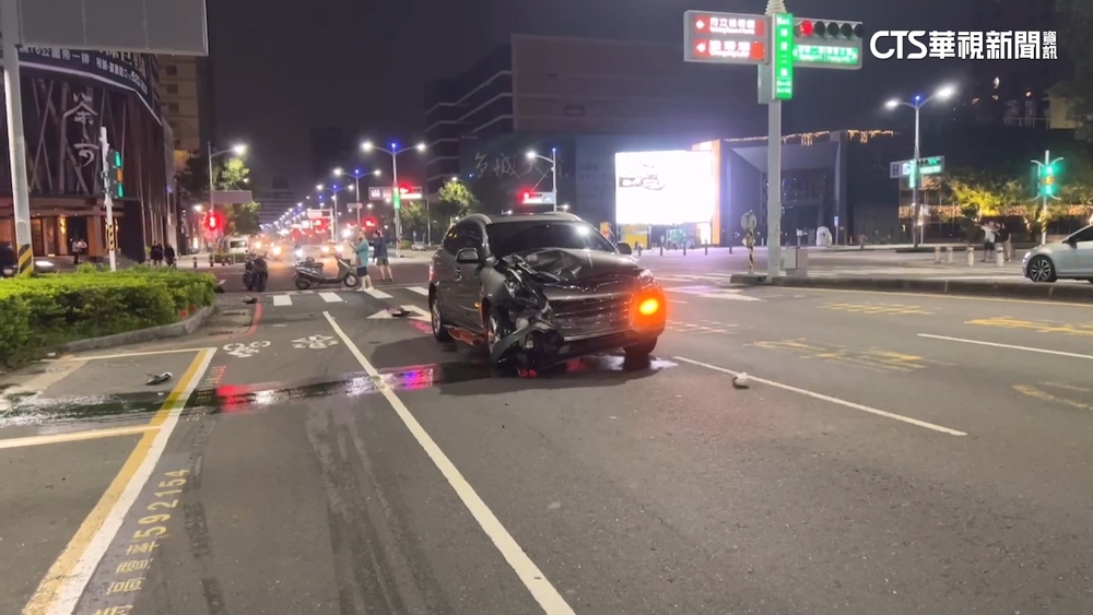 騎士載友違規左轉　遭直行車撞飛2傷送醫