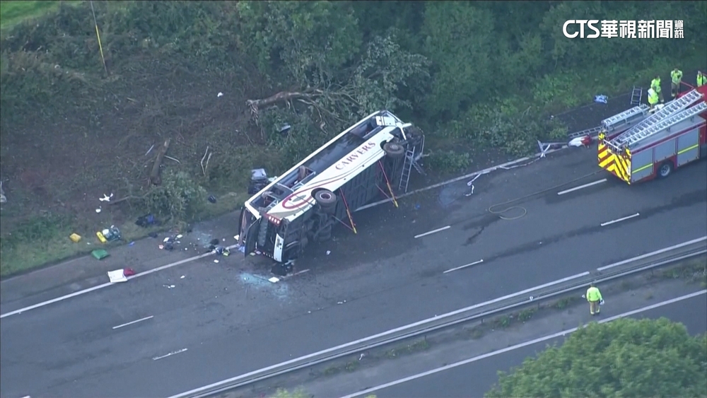 疑擦撞釀嚴重車禍！　英校車高速公路翻覆2死11傷