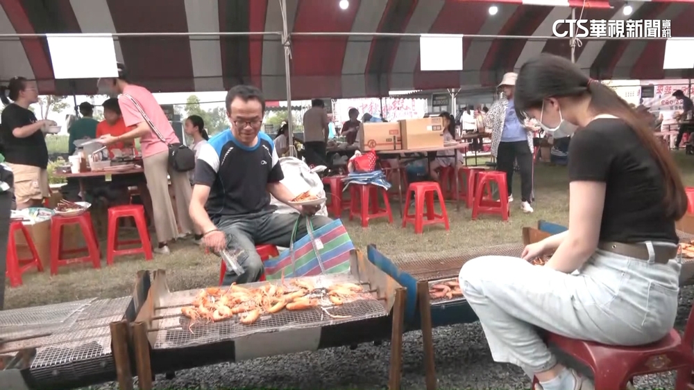 不畏風雨！　屏東中秋「神蝦」大會烤　吸2300人參加