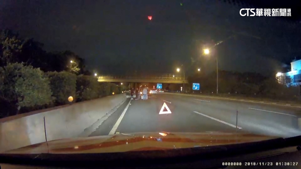 國道車禍保命SOP　閃燈示警.擺三角錐.下車遠離