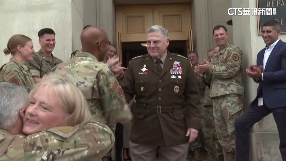 美軍參聯主席密利卸任　暗諷川普「獨裁者」