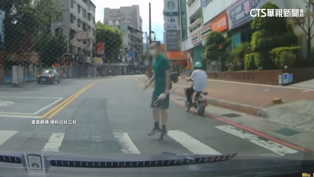 行人斑馬線上「殭屍跳」闖紅燈　警：違法可開罰