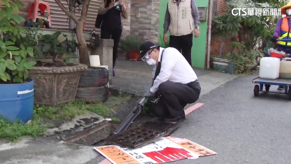 登革熱疫情擴大　黃偉哲取得證照親赴前線噴藥