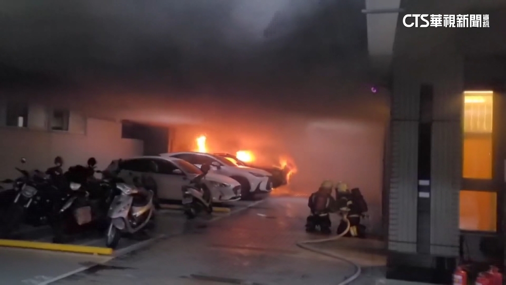 老婆縱火！　屏東百萬名車慘燒毀　波及一旁轎車